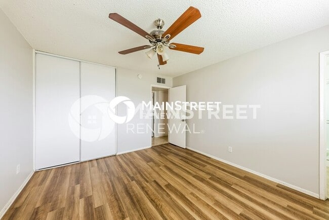 Building Photo - 3807 W Solar Dr
