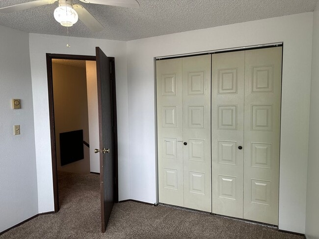 Building Photo - 2 bedroom 1.5 bath duplex in Springfield!