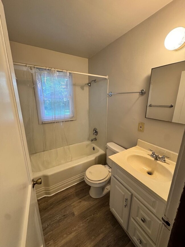 Building Photo - Two Bedroom Home