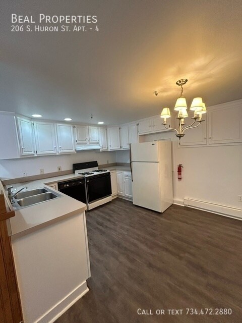 Building Photo - 206 S Huron St