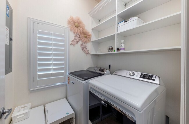 Building Photo - Baldwin Park Beauty! 3 bed/2.5 bath Pool H...