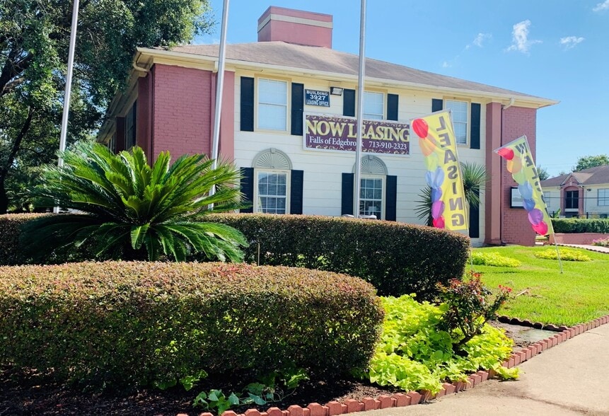 Building Photo - Falls of Edgebrook