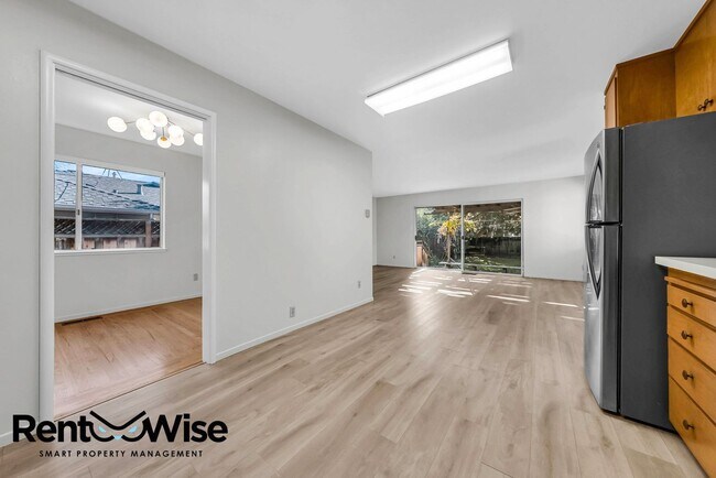 Building Photo - Present PM-Midtown Palo Alto Beauty-New Floors-Remodeled Bathrooms-Big Yard