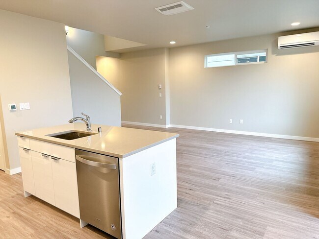 Building Photo - Available February 1st! Newer, Energy-Efficient 3 bdrm, 2.5 bath in Bellingham