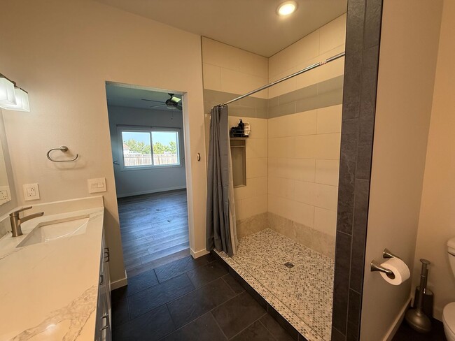 Building Photo - 4 Bedroom Home - Stonebridge Farms