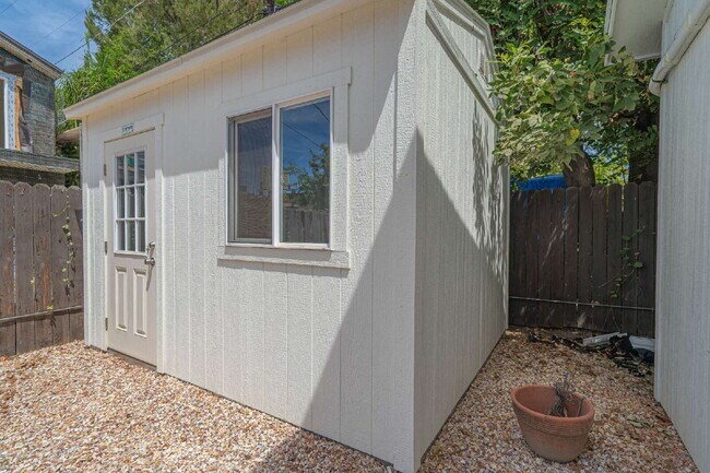 Building Photo - Beautifully Remodeled Home Move-In Ready!