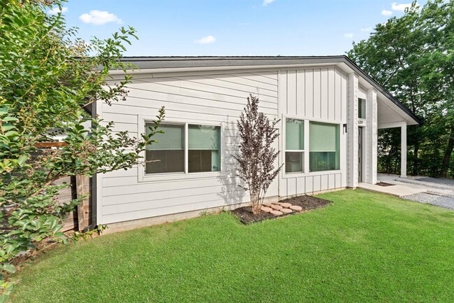 Building Photo - 6201 Caddie St
