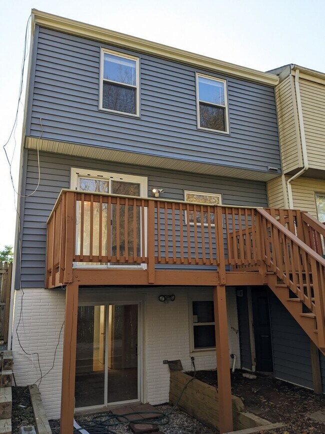 Building Photo - Renovated townhouse in established Frederick neighborhood ready now!