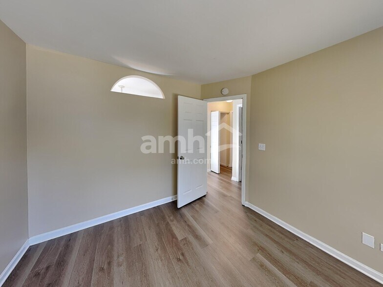 Building Photo - 2828 Sun Valley Dr