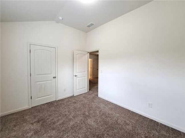 Building Photo - 867 Pine Ln