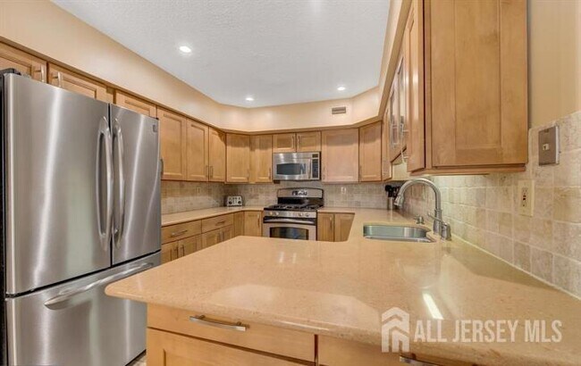 Building Photo - 17 Ashford Dr