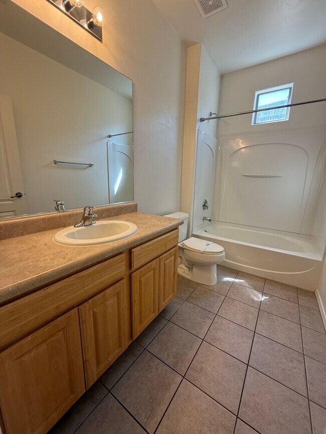 Building Photo - House For Rent