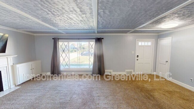 Building Photo - 111 Collins Ave