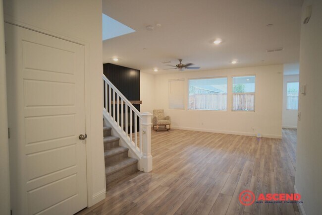 Building Photo - Luxurious 5 bedroom located in Gossamer Grove!