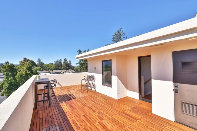 Building Photo - Modern 3-Bedroom Townhome with Rooftop Dec...