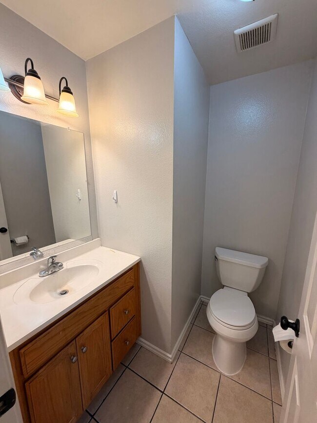 Building Photo - Spacious 3 bedroom w/ attached 2 Car Garage For Rent!