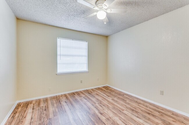 Building Photo - Dynamite Duplex in Arlington