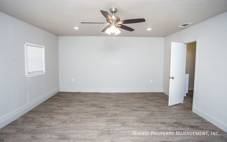 Building Photo - 924 Adrian St