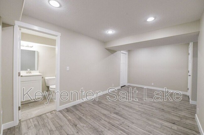 Building Photo - 1091 W Emerald Pools Ln