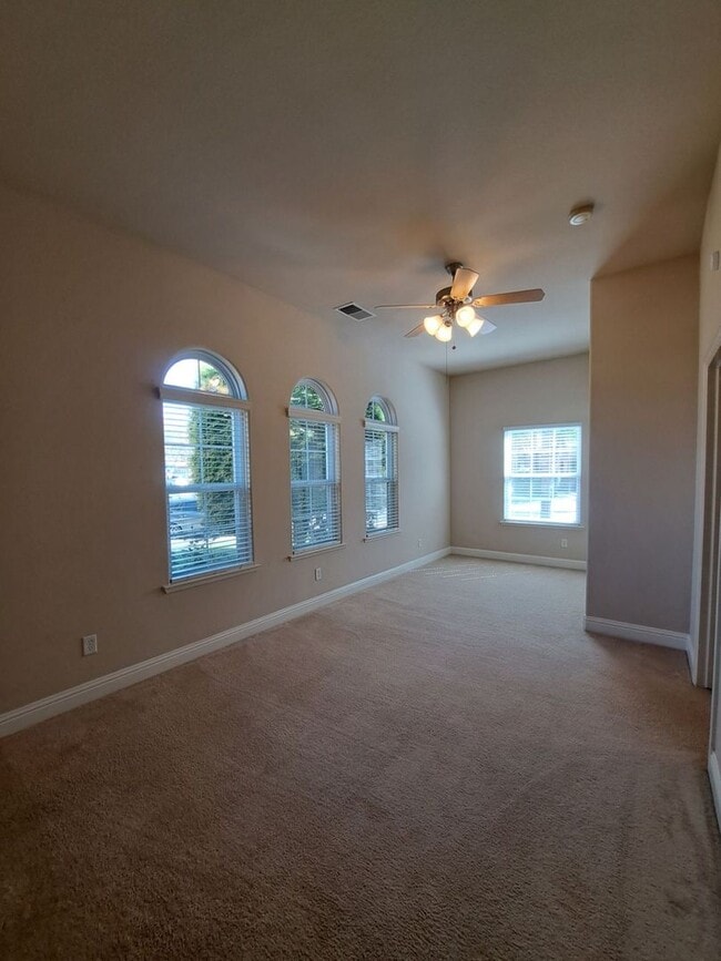 Building Photo - Charming 4 Bedroom House To Call Home!