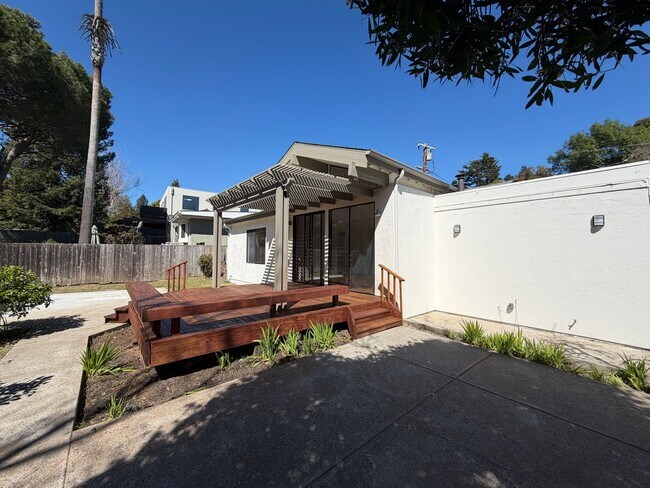 Building Photo - NIcely Updated Mill Valley 3x2 home with large yard, garage, HW floors, laundry