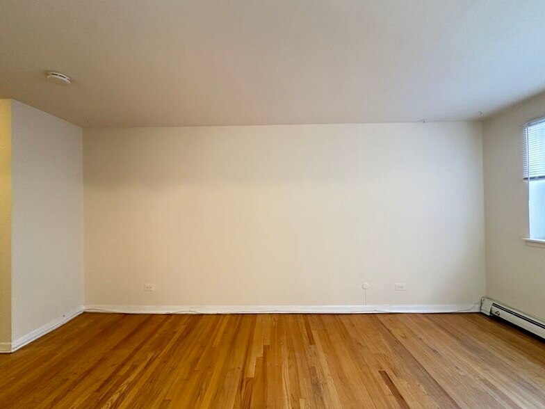 Building Photo - 533 W Aldine Av