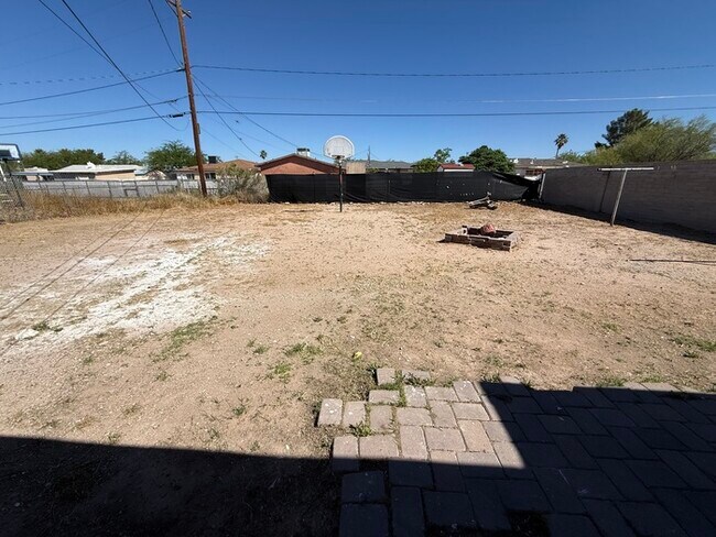 Building Photo - House For Rent