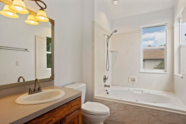 Building Photo - Spacious 4 Bedroom 3 Bathroom Layton Home