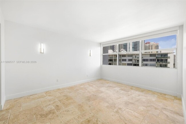 Building Photo - 1420 Brickell Bay Dr