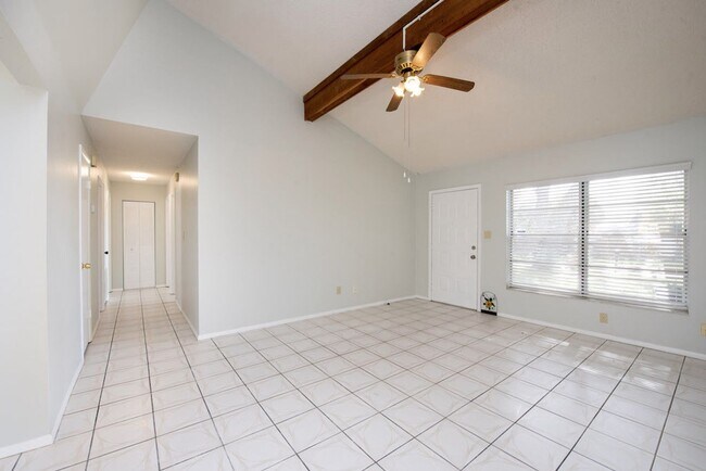 Building Photo - Cute 4/2 House In Buenaventura Lakes for Rent