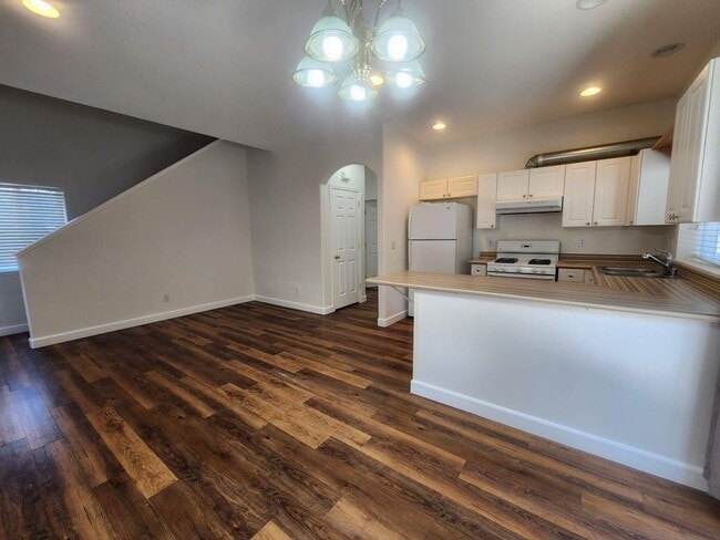 Building Photo - Cute 3 bedroom, 2.5 bath two story home wi...