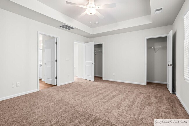 Building Photo - STUNNING TOWNHOUSE IN LEXINGTON'S MURRAY V...