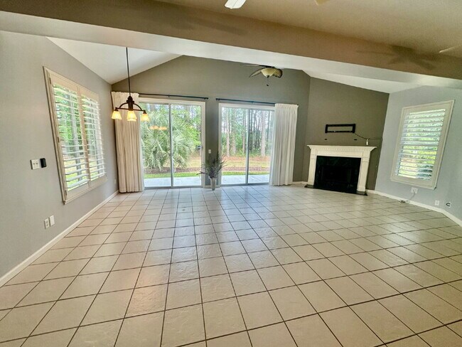 Building Photo - Spacious Open Floor Plan Home in Sun City!