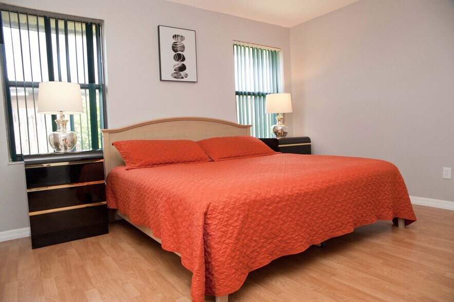 Building Photo - 722 SE Thanksgiving Ave