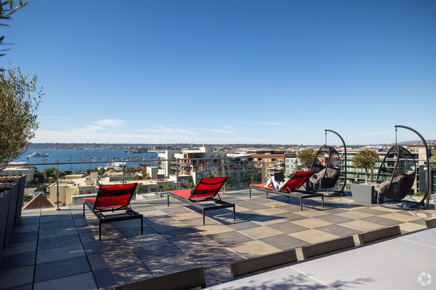 Rooftop Lounge - Vici Luxury Rentals - Little Italy