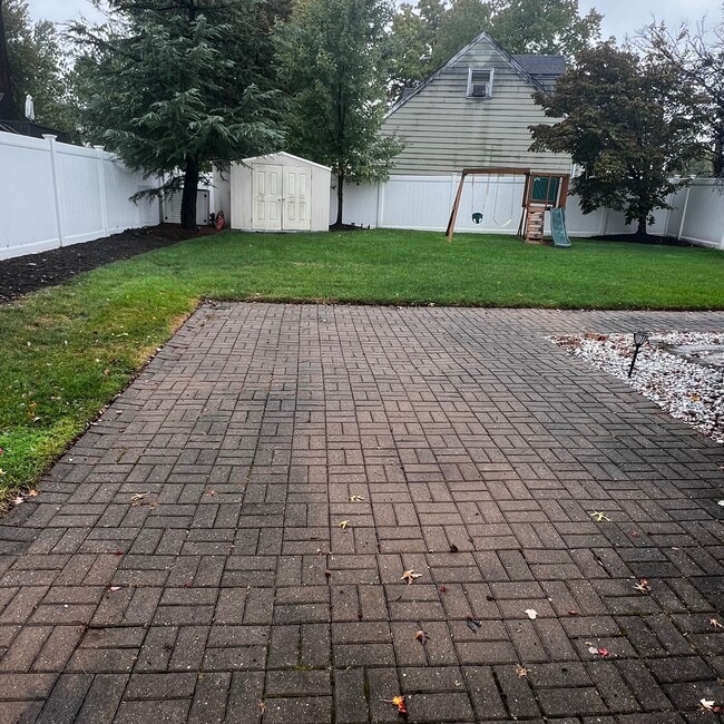 Building Photo - 122 Village Cir E