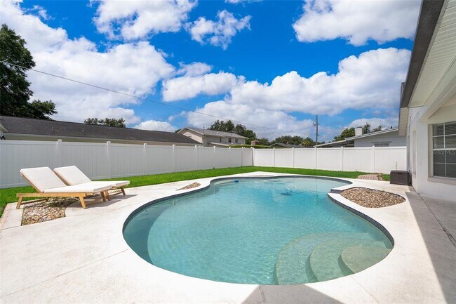 Building Photo - 2426 Whitehall Cir