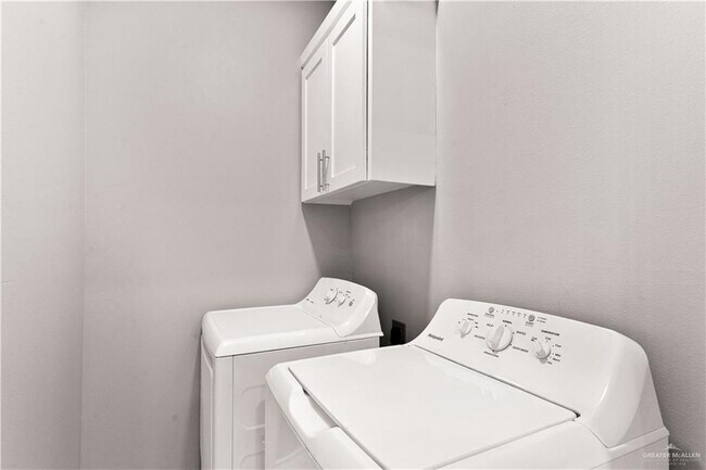 Building Photo - 2409 E Viviana St