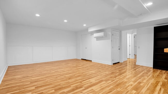 Building Photo - 8325 SW Terwilliger Blvd