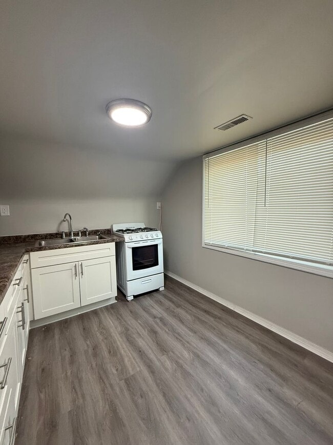 Building Photo - Spacious One Bedroom!