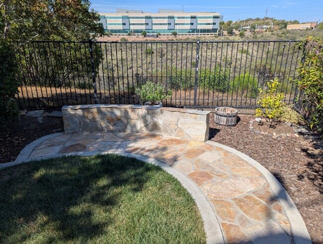 Building Photo - 3 Bedroom - 2.5 Bathroom Townhome in Scrip...