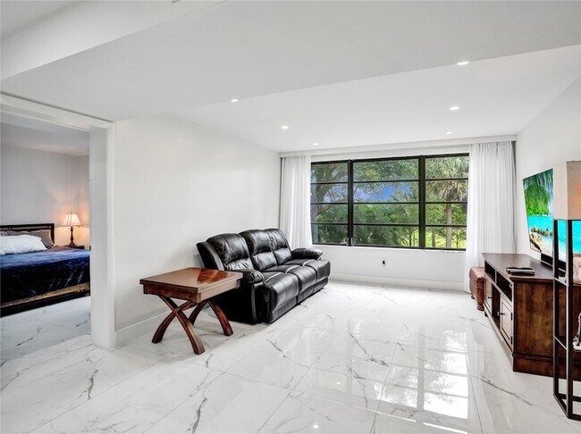 Building Photo - 6073 Balboa Cir