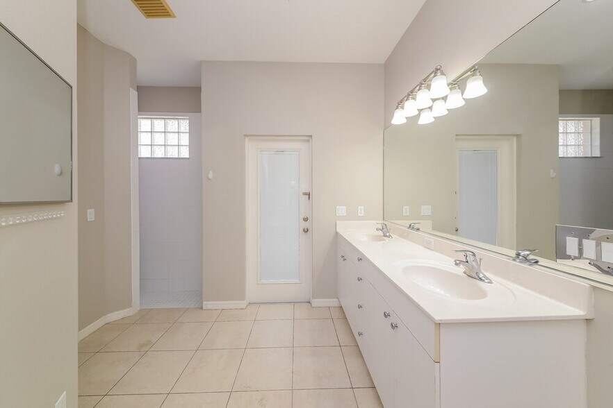 Building Photo - 1073 Whitegate Ct