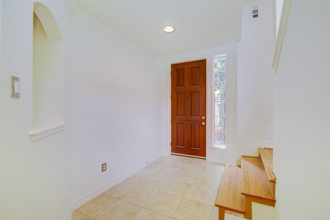 Building Photo - 911 Reinicke St