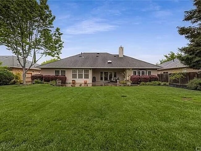 Building Photo - This fabulous 3bd/2ba plus office home sits on a large lot!