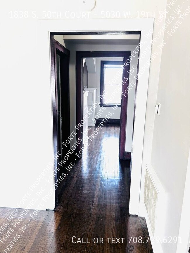 Building Photo - Studio Apartment