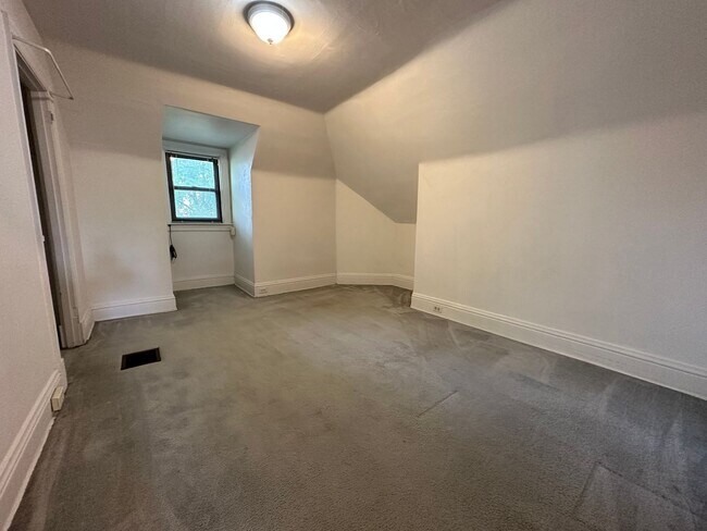 Building Photo - 213 S Aiken Ave