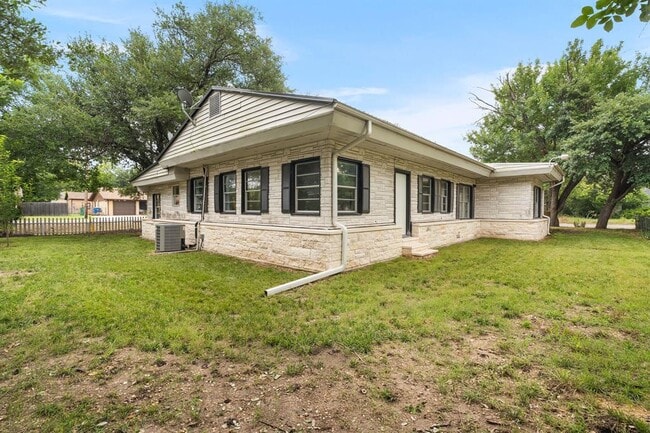 Building Photo - 1700 W 7th St