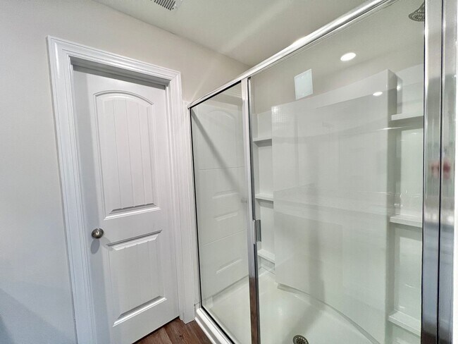 Building Photo - Stunning 3BD, 3BA End Unit Raleigh Townhome on a Corner Lot with High End Features in an HOA Comm...