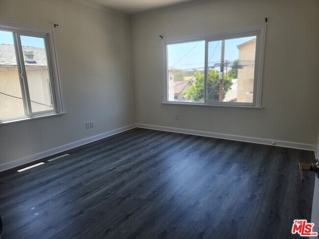 Building Photo - 517 Serrano Ave